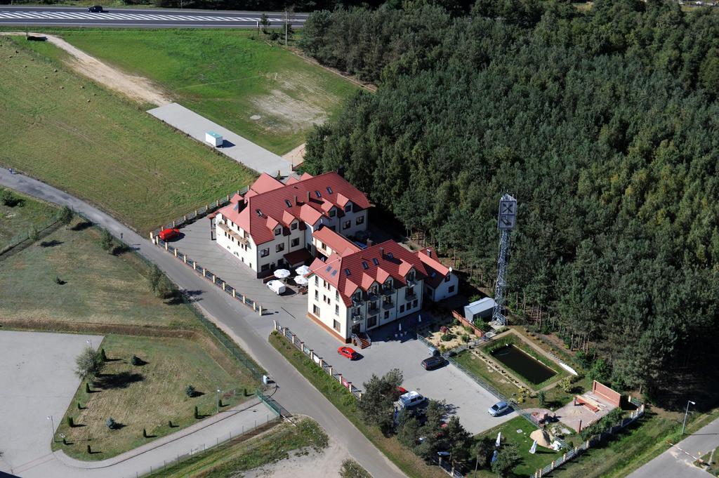 Hotel Pensjonat Nad Zalewem à Stare Miasto  Extérieur photo